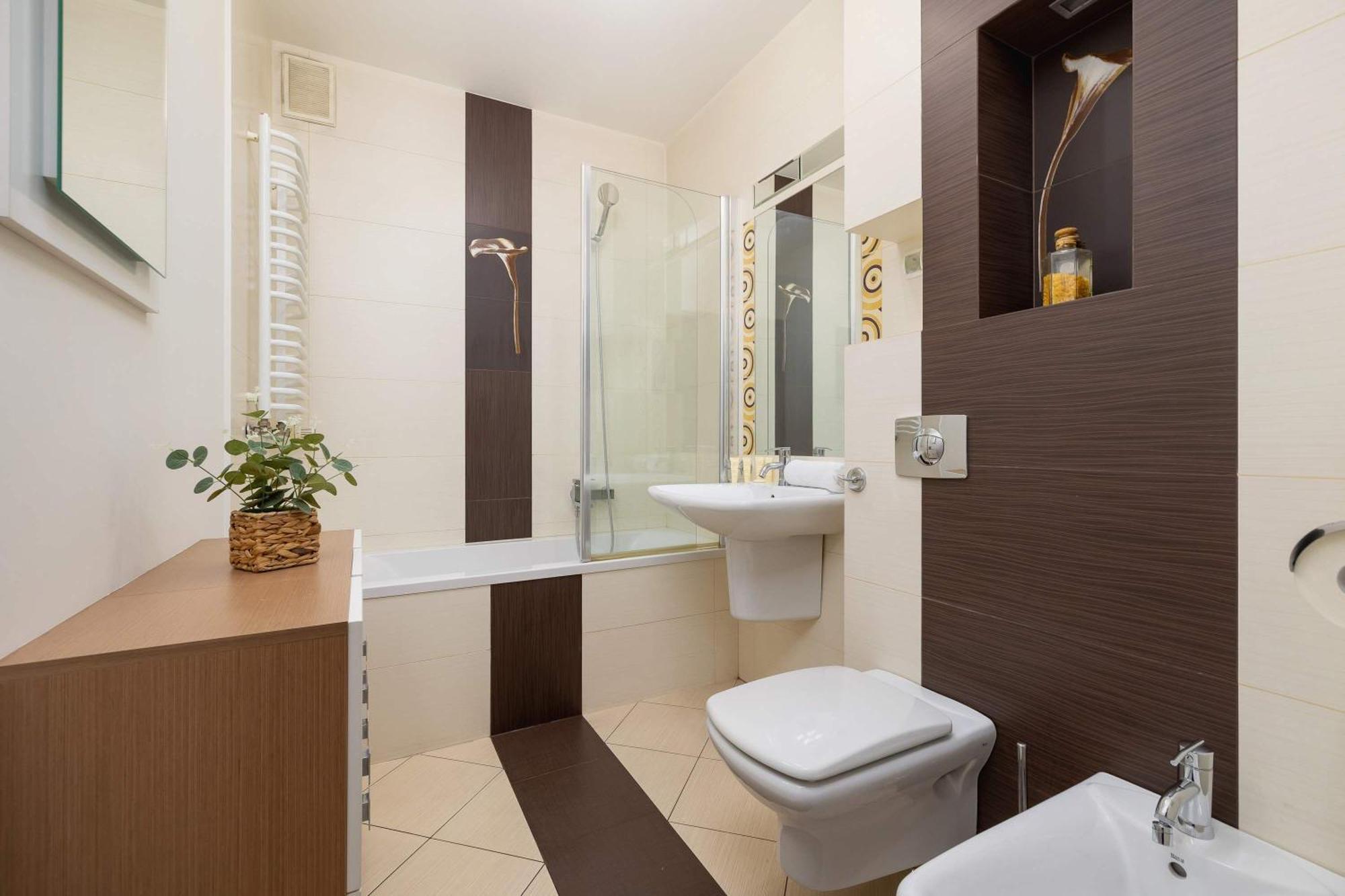 Apartment Bright Near Ice With Air Conditioning And Parking By Renters *