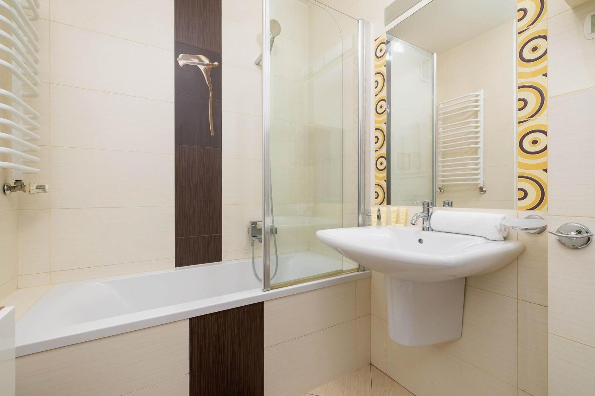 Bright Near Ice With Air Conditioning And Parking By Renters *