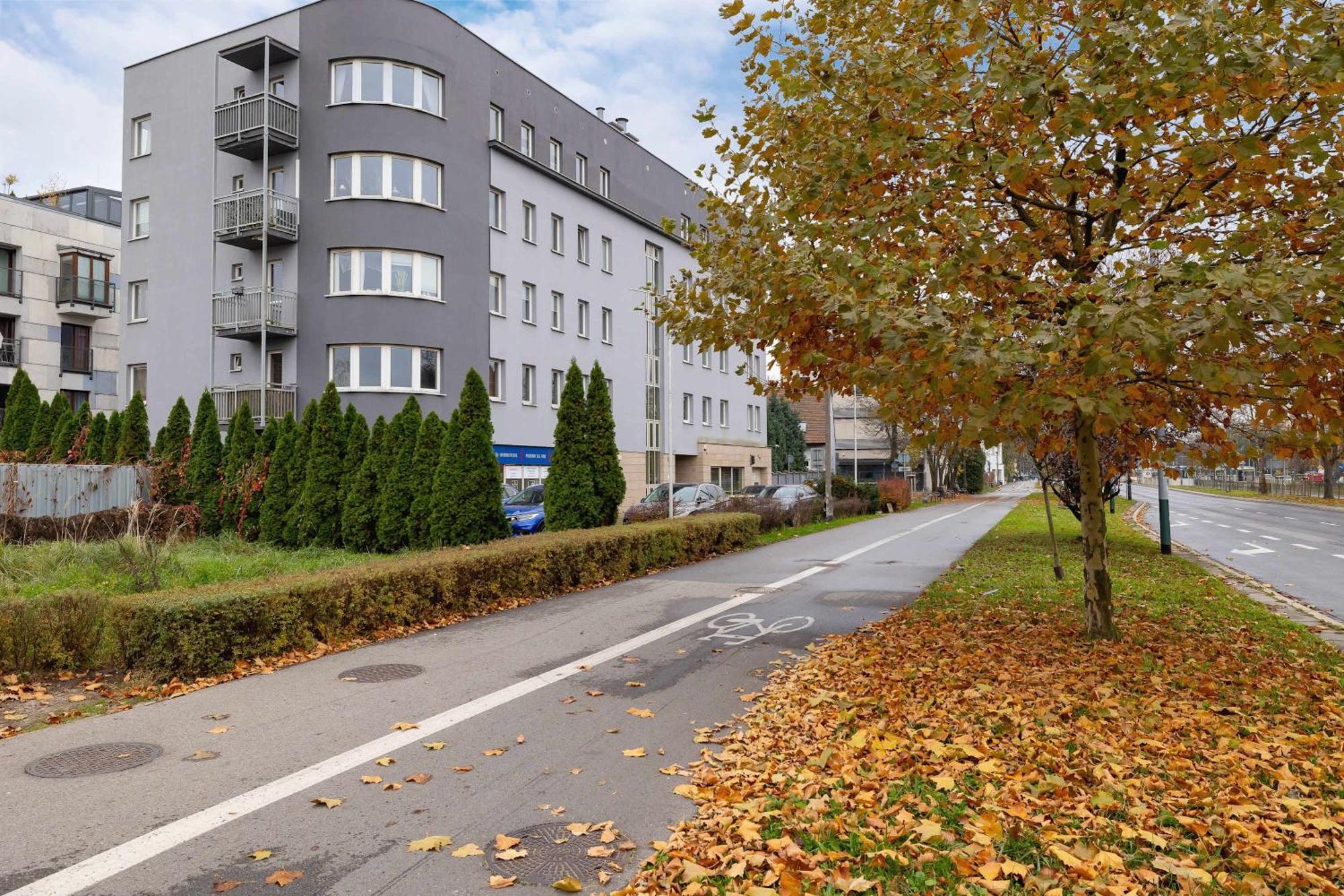 Bright Near Ice With Air Conditioning And Parking By Renters Apartment