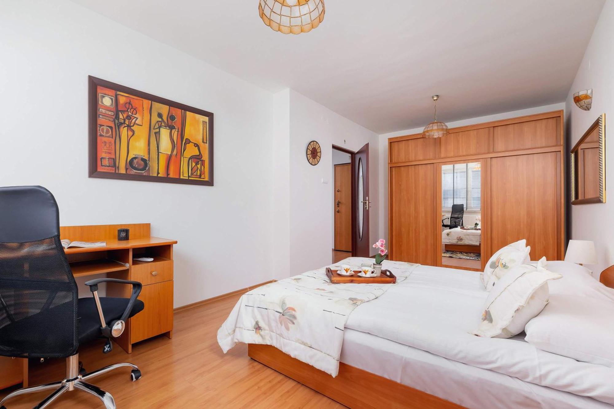 Apartment Bright Near Ice With Air Conditioning And Parking By Renters