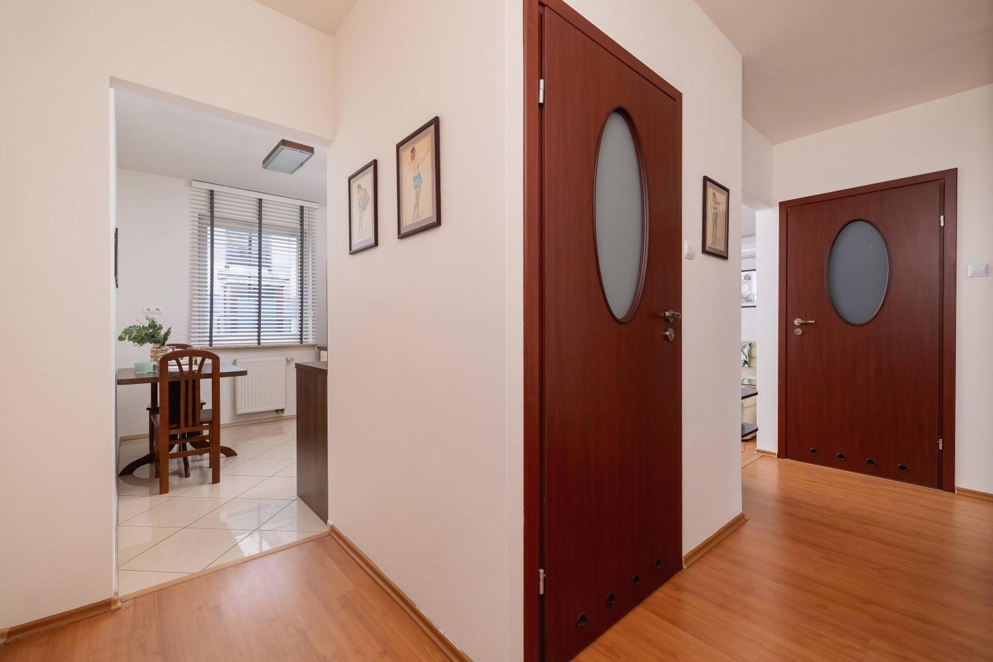 Bright Near Ice With Air Conditioning And Parking By Renters