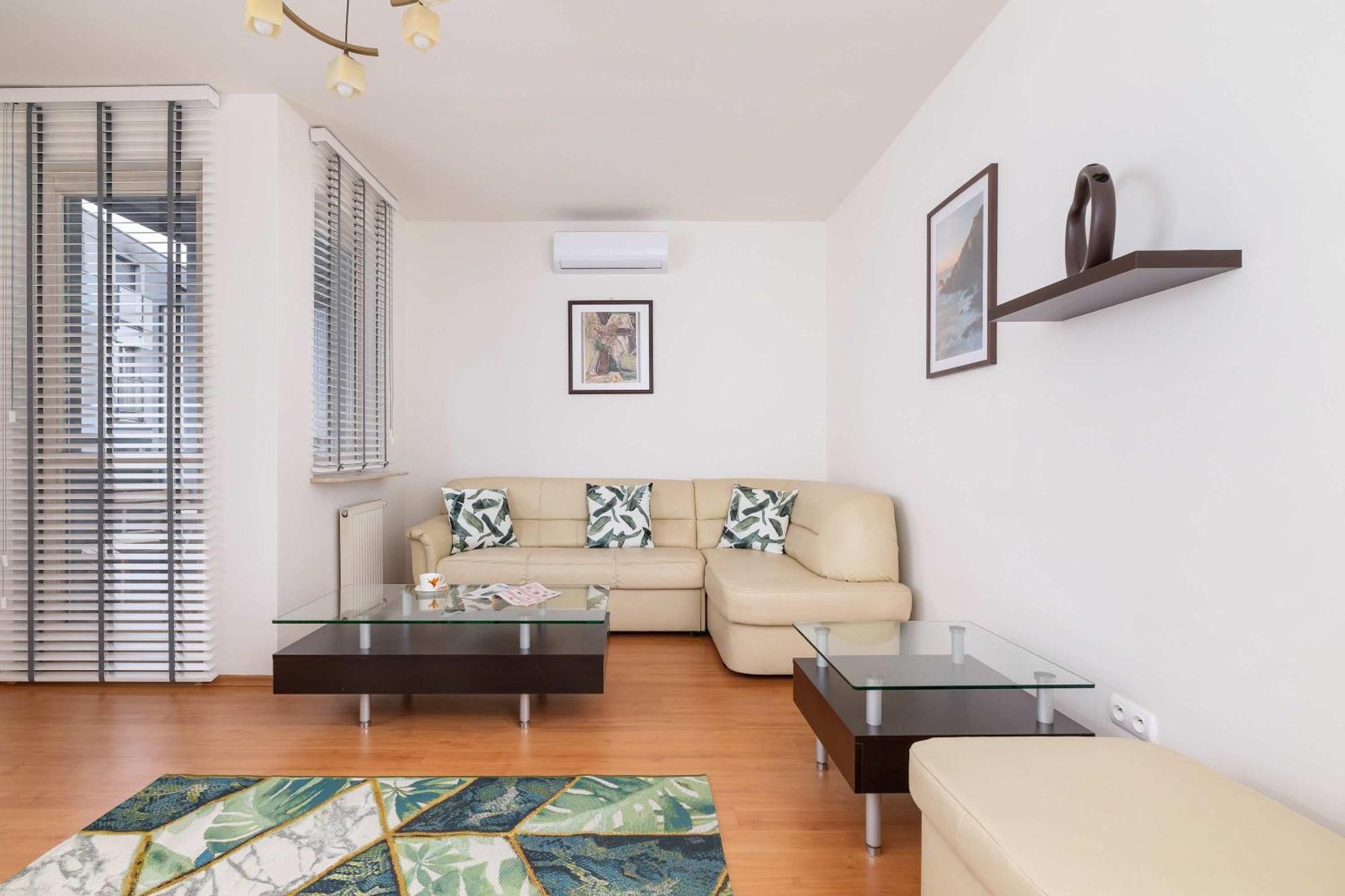 Bright Near Ice With Air Conditioning And Parking By Renters Apartment