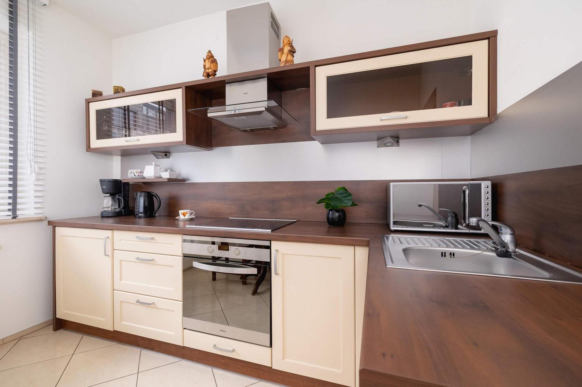 Bright Near Ice With Air Conditioning And Parking By Renters Apartment Krakow