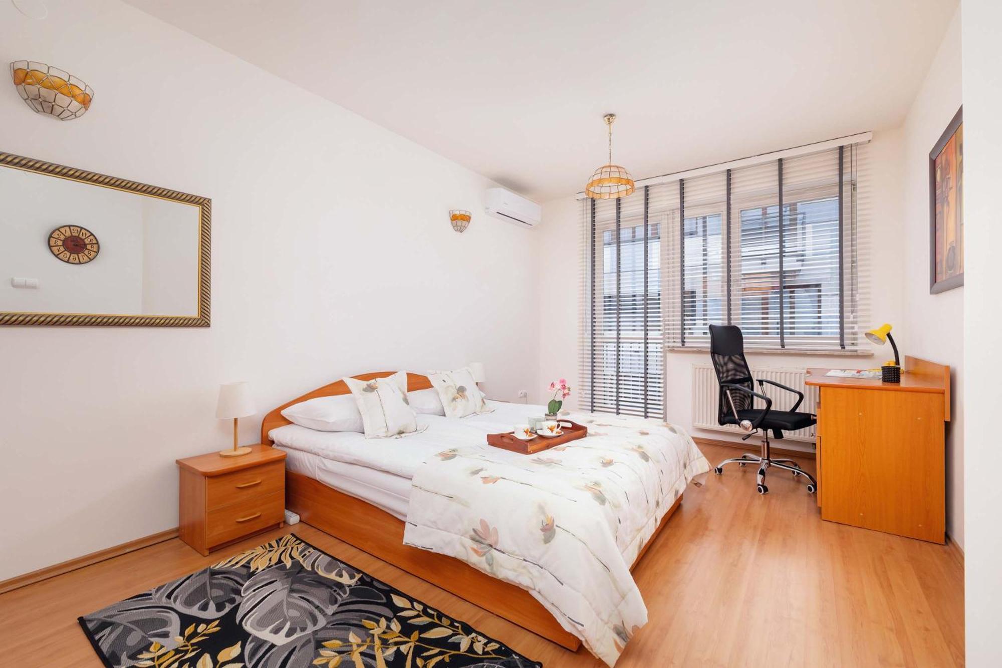 Bright Near Ice With Air Conditioning And Parking By Renters