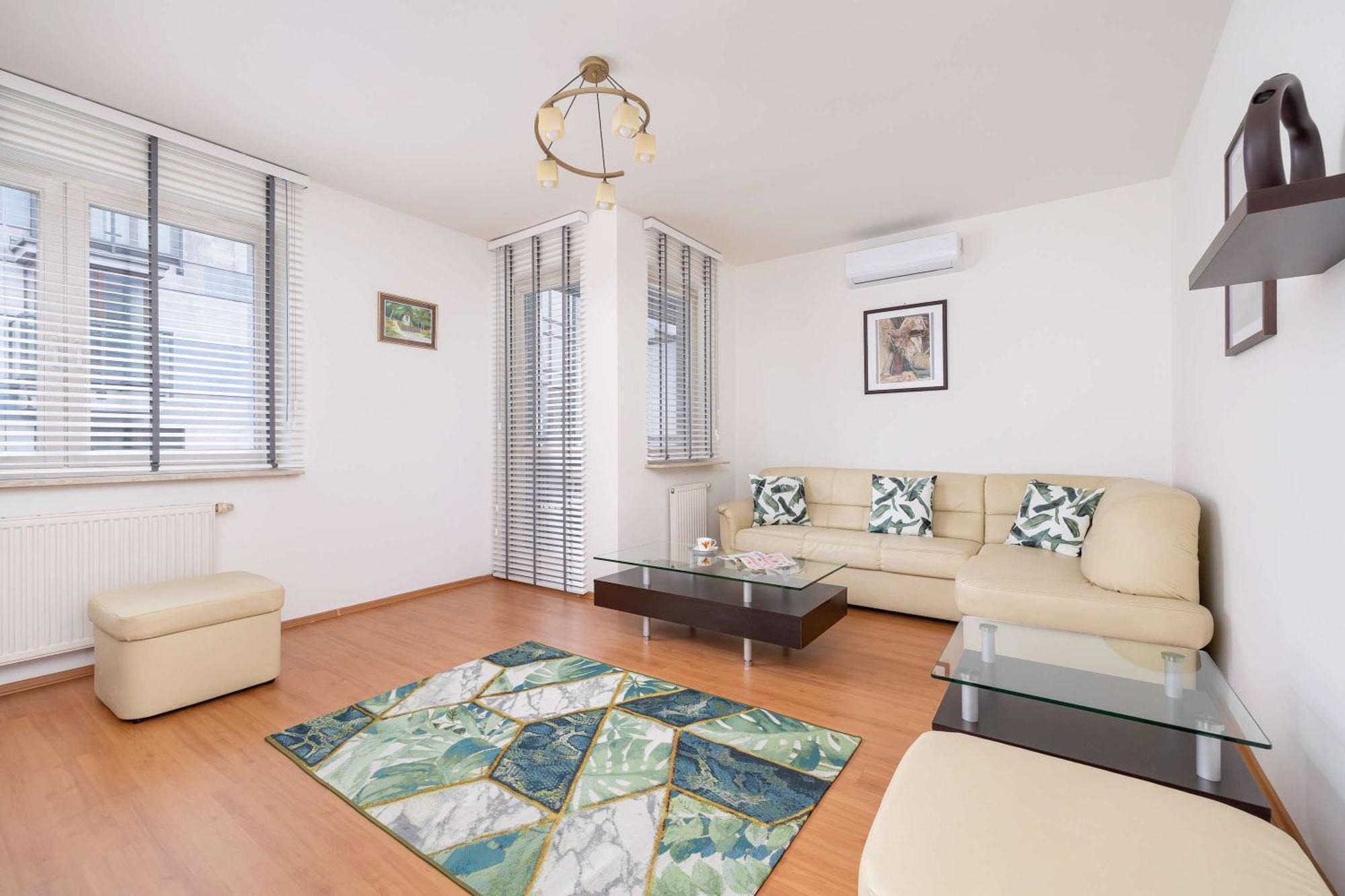 Bright Near Ice With Air Conditioning And Parking By Renters Apartment *